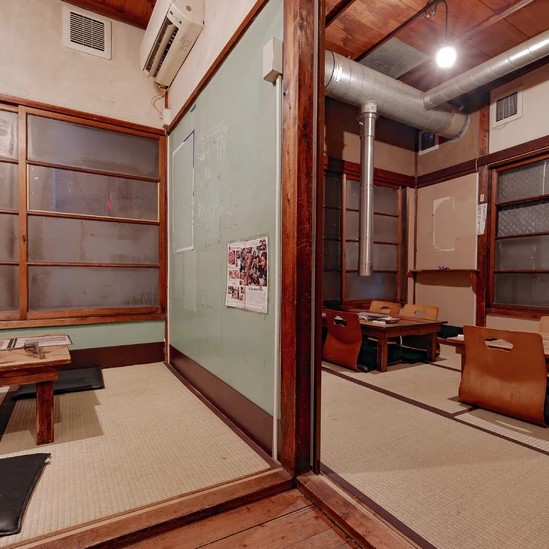 [There is also tatami seating where you can relax and feel like you are at home] The restaurant is a renovated two-story wooden house, and in addition to table seats, there are tatami seats as well.It can also be used as a private room.You can stretch your legs, enjoy your meal, and feel at home.