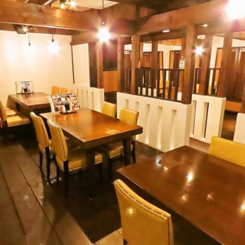 開放的で明るい雰囲気テーブル席をご用意しております！大小様々な席数のお席をご用意しているので、少人数でのご会食でもお気軽にご来店ください。ゆったりとお食事をお楽しみいただけます♪
