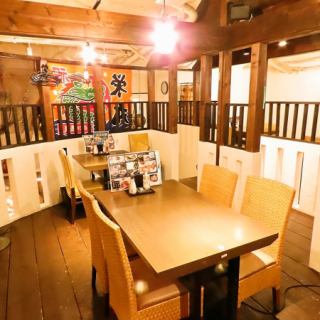 鮮やかな大漁旗が目を引く明るく広々とした雰囲気のテーブル席はゆったりと座り心地も◎旬の食材をふんだんに使った料理をリーズナブルな価格お楽しみいただけるので、ご家族やご友人とのご会食にもぴったりです！