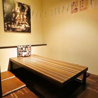 正座が苦手な方も安心の掘りごたつ席をご用意しております！ゆったりとした空間で、旬の食材を使った自慢の逸品の数々をお楽しみください。ご友人やご家族とのんびりと過ごせる、落ち着いた雰囲気です。ぜひ、お気軽にご来店ください！