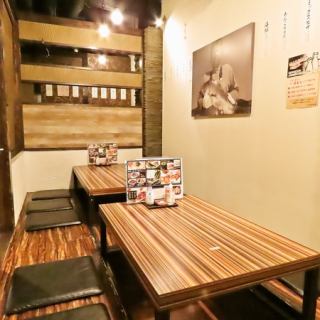 賑やかな雰囲気の店内の一角に、落ち着いた掘りごたつ席もご用意しております。気の置けないご友人やご家族とのご会食にもぴったりな、和空間です！旬の食材を使った料理と一緒に、笑い声が響く楽しい時間をお過ごしください。