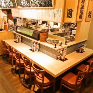 明るく開放的な雰囲気のカウンター席をご用意しております。調理場が臨めるカウンター席はライブ感溢れる特等席！お一人様のサク飲みにもオススメです◎お仕事帰りにも、ぜひお気軽にお立ち寄りください！