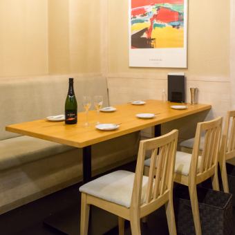 Table seats are available from 2 people.For a relaxing date or girls' night out!