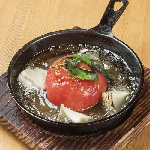 Ajillo with whole tomatoes and Camembert cheese