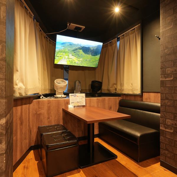 天井から優しく降り注ぐ暖色の光と、こだわりの内装が織りなす空間は、まるで大人の隠れ家のよう。落ち着いた温かみのあるおしゃれな雰囲気の中で、心ゆくまでゆったりと食事やお酒をお楽しみいただけます♪