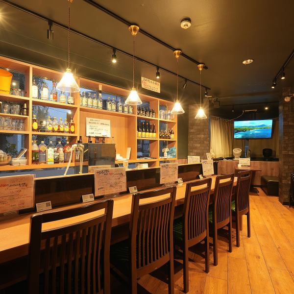 お一人様やサク飲みに最適な6席のカウンター席、ご友人やご家族でのご利用に便利な4名様テーブル席を2卓ご用意しております。10名様以上でフロア貸切も可能ですので、各種宴会はお気軽にお電話にてご相談ください！