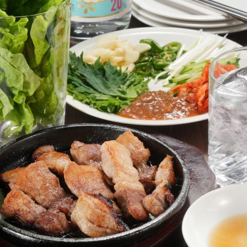 多彩な薬味で楽しむサムギョプサル！