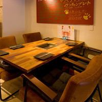 Four to five seats × 4 tables.Reservation for 10 people is also possible.