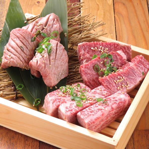 Carefully selected red meat and rare parts, "Recommended meat platter" 3828 yen that you can enjoy on one plate