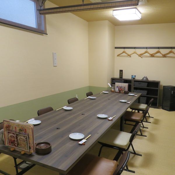 4～6人就餐时，最多可容纳16人的宽敞榻榻米房间一分为二，作为半包间提供。