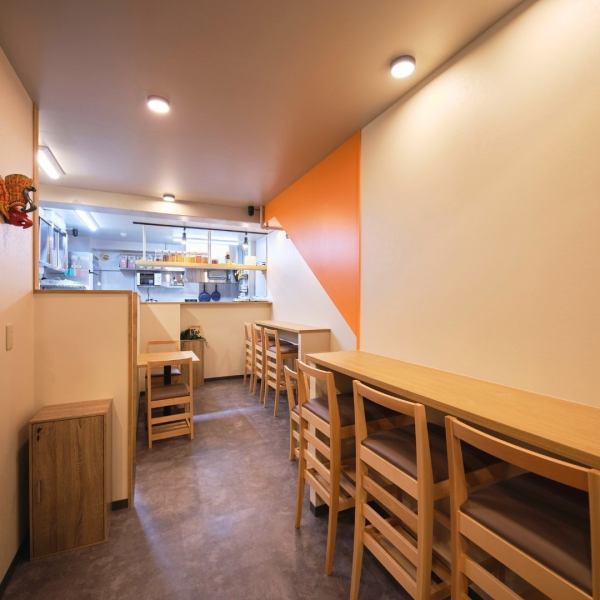 【ランチやデートにも♪】カウンター席が8席ある当店は、ランチやサク飲みにもおすすめの場所です！カフェのような居心地のよい空間で、お酒とカレーを気軽に味わえる特別なひとときが待っています。リラックスした雰囲気の中で、友人との楽しい会話や仕事の合間のリフレッシュにぴったりな時間をお過ごしいただけます！