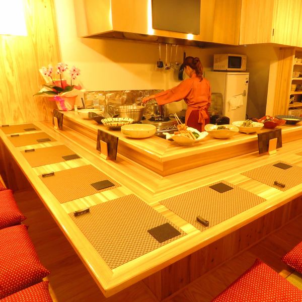 【全席掘り炬燵カウンター席】仕事帰りや宴会帰りに思わずフラッと立ち寄りたくなる…。カウンターにずらりと並ぶ季節の食材をふんだんに使ったお料理や北海道の食材を生かした一品料理を是非ご堪能ください。厳選日本酒を10種、焼酎も豊富に約30種ご用意しております。