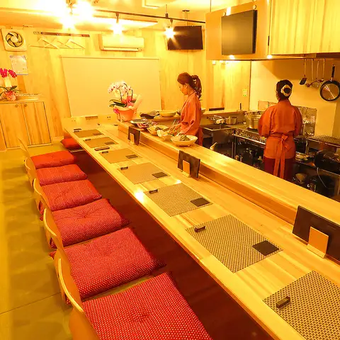 当店は【全席掘り炬燵カウンター席】となっておりますのでお一人様でもお気軽にご利用頂けます。なおキッチンもオープンキッチンとなっていますのでスタッフにも気兼ねなくにお声がけ下さい。
