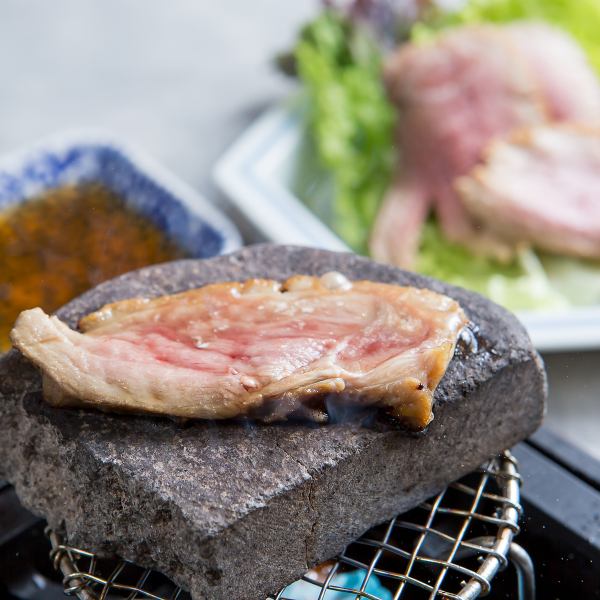 【高品質的風味和蓬鬆的口感真是絕妙】低溫烹製的鴨里脊990日元（含稅）