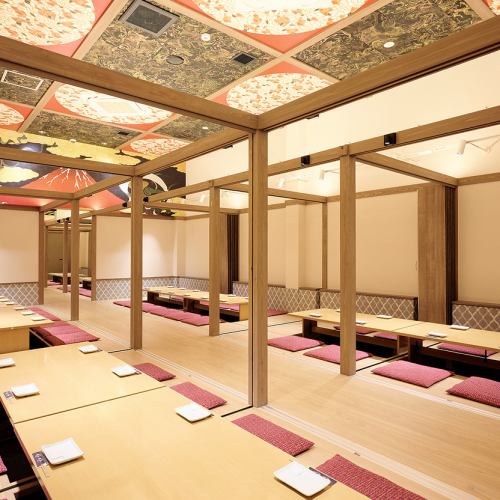 <p>貸切ご宴会に最適な座敷・空間！柔らかな照明灯る優美な空間が特別なご宴会を演出いたします♪皆様のお顔を見渡すことができ一体感のあるご宴会が可能！広々とした造りとなっておりますので宴会途中のご移動もスムーズ！まさに幹事様理想の空間です☆会社宴会、同窓会、祝賀会、打ち上げ、歓送迎会などにご利用ください♪</p>