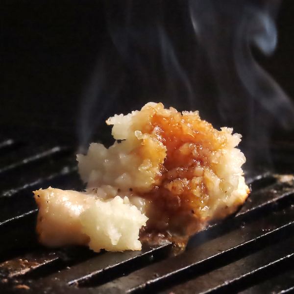 厳選された上質な肉を心ゆくまで堪能できます。落ち着いた照明と心地よい音楽が流れる空間で、友人や家族との楽しいひととき、または特別なデートに最適です。新鮮な野菜や海鮮も豊富に取り揃え、心温まるおもてなしで最高の焼肉体験をお約束します。