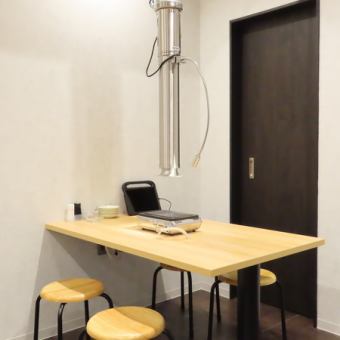 壁沿いにテーブル席をご用意しております。各テーブルはゆったりとした間隔が確保されており、周りを気にせずに焼肉をお楽しみいただけます。友人や家族との楽しい食事や特別なひと時を心ゆくまで堪能できます。落ち着いた照明と心地よい音楽が流れる空間です。