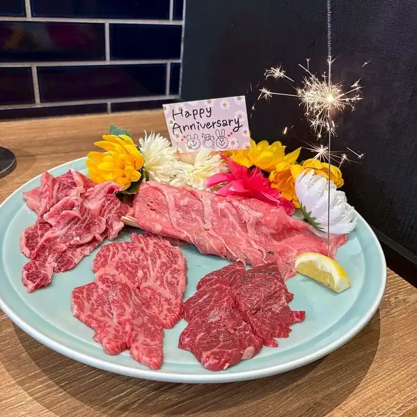 【特別な日にサプライズ】片町で記念日ディナー。花火煌めく「特製アニバーサリー肉プレート」