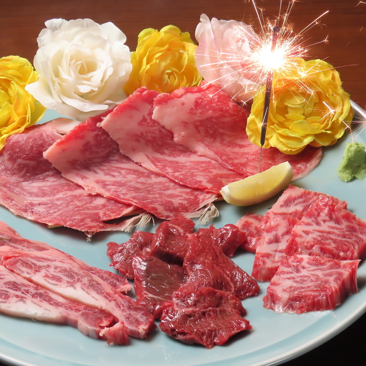 お祝いもトリコでコスパ最強に!映えるメッセージ付肉盛り♪