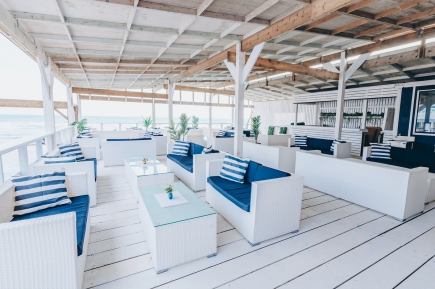 【ソファテラスBBQ】当店一番人気!プレミアムBBQ+VIPエリアの黒ソファ席¥7,700(2H飲み放題)