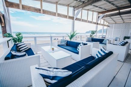 【1日3組限定！大人数むけVIPソファ海沿い】プレミアムBBQ+海沿い黒ソファ席+2H飲み放題￥8,800