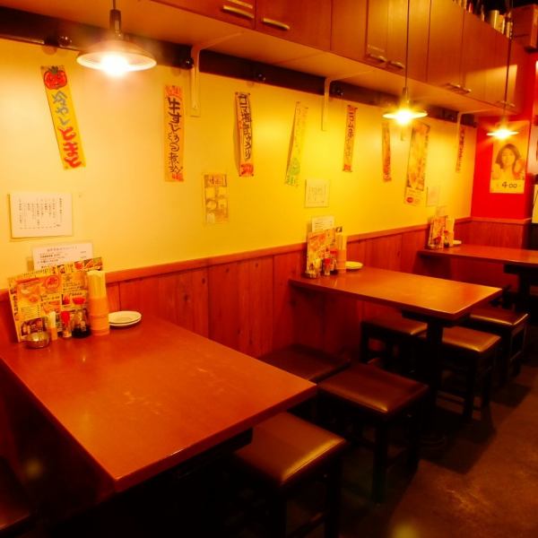 店内は明るくて仕切りが無い賑やかな空間。大衆居酒屋の雰囲気が居心地の良さにつながっています。魅力は何と言っても、福岡、熊本、鹿児島などの九州の一品料理が豊富にあるところ。