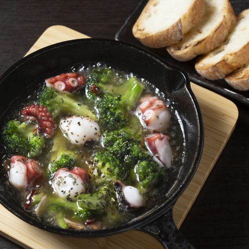 브로콜리와 문어 아히요