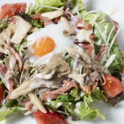 버섯과 따뜻한 구슬 시저 샐러드