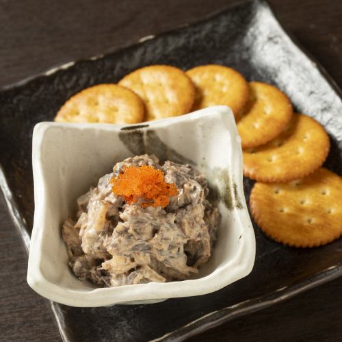 Adult-style tuna mayonnaise with crackers