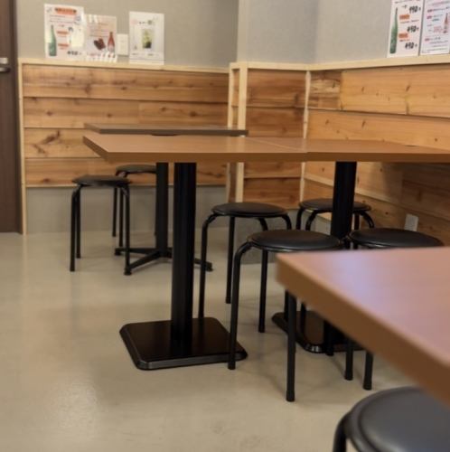 <p>店内にはテーブル席からカウンター席まで様々なシーンでご利用いただけます。</p>