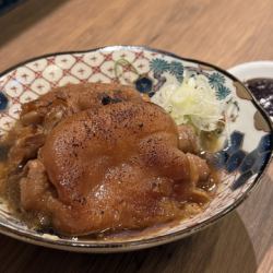 ★豚足炙り煮込み