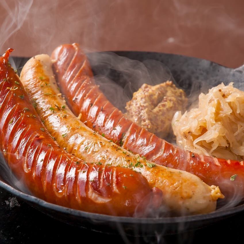 ゆったりテーブルでご歓談いただきながらこだわり料理やビール！