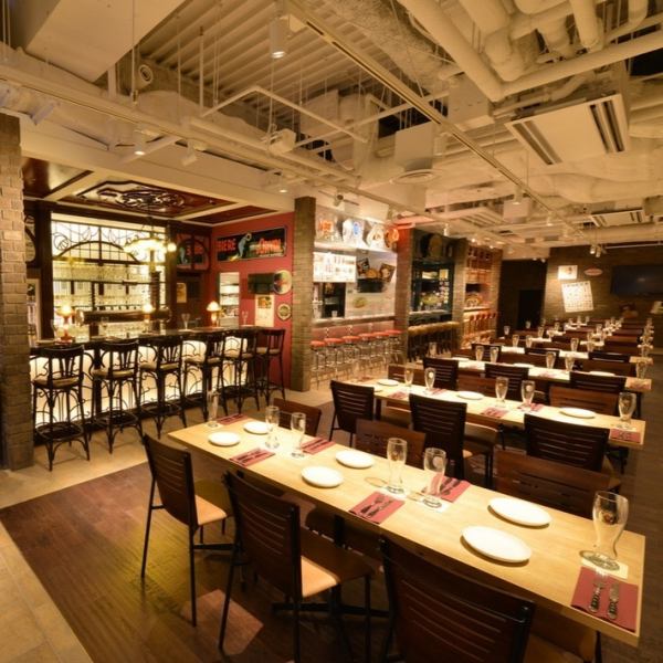 【テーマパークのような楽しい店内★貸切300名様までOK】広々とした店内は、少人数から大人数まで、人数に合わせてお席をご用意いたします。お席の間もゆったりしているので、周りを気にせず楽しんでいただけます♪≪ 歓迎会 送別会 会社宴会 結婚式二次会 など◎飲み放題付コース3500円～、映像・音響などの設備完備≫