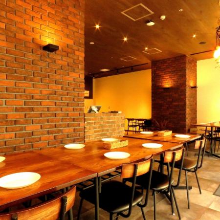 Spacious table seats up to 10 people ♪
