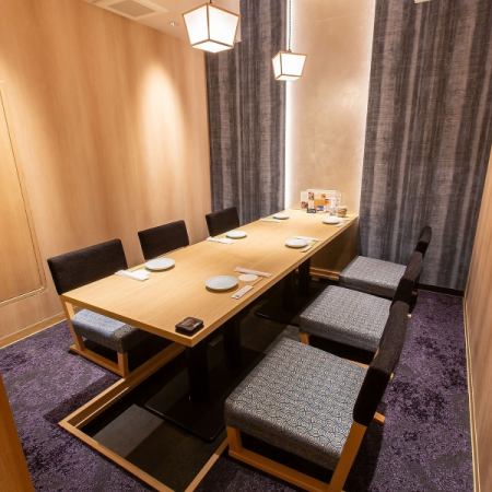ご希望のお部屋がありましたらお気軽にご予約時にお伝えくださいませ！完全個室のプライベート空間をご用意◎上質な空間のお席ですのでご接待やデートなどの外せないシーンにもおすすめです。広めのお席ですので足を伸ばしてゆったりお寛ぎ頂けます。※画像はイメージです。