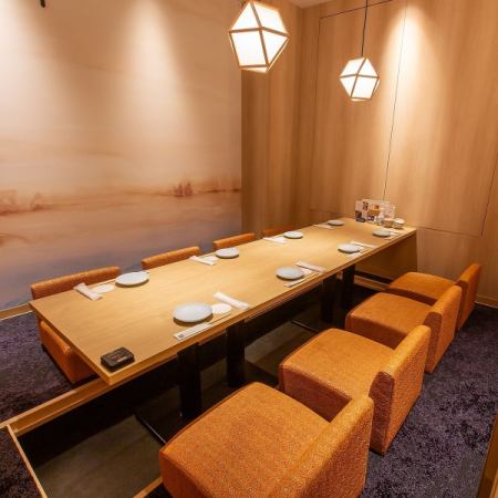少人数の宴会や女子会にも最適な個室・半個室空間をご用意◎広々とお使い頂ける個室のお席ですのでゆったりとお寛ぎ頂けます。飲み放題付のコースでは創作和食や新鮮な海鮮、お刺身とともに、お料理との相性も抜群の日本酒や焼酎などのお酒がお楽しみ頂けます。※画像はイメージです。