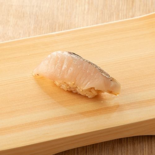 季節の握り寿司　寒サワラの炙り　1貫