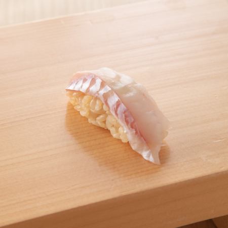 季節の握り寿司　メバル　1貫