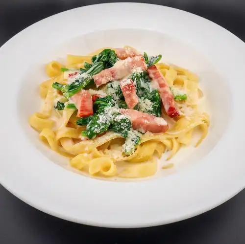 Bacon and spinach in cream sauce