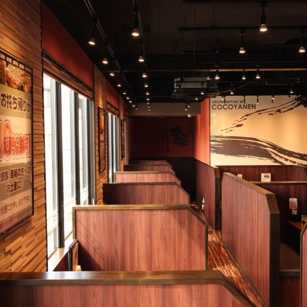 【BOX席なので半個室空間】ボックスタイプの広いお席なので、ゆったり落ち着いたお食事をお楽しみいただけます。大きな鉄板を使って、スタッフが丹精込めて作り上げるお好み焼き、焼きそば、各種鉄板焼きは絶品♪