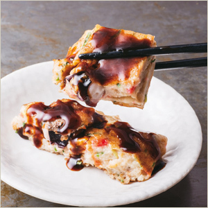 3.テーブルのソースを付けて食べる