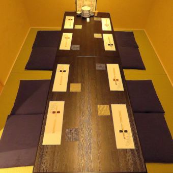 お座敷は最大20名様まで対応可能。上品で洗練された空間で皆様をおもてなしいたします。ごゆっくりお寛ぎください。