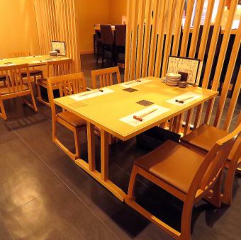 4名様テーブル席。温かみのある照明、木のぬくもり溢れる店内は和の風情があり、モダンで落ち着きのある空間。