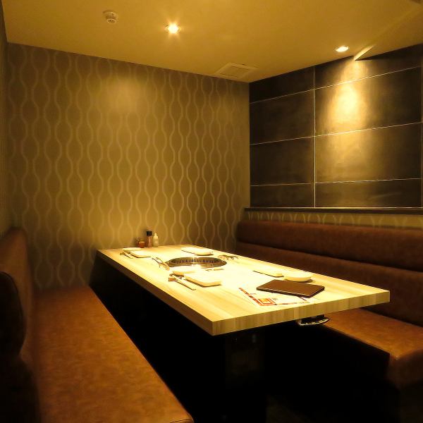 JR浜松駅北口から徒歩約11分、全席完全個室の焼肉屋。個室は最大20名様まで対応可能で、接待や会食はもちろん、記念日やデートにもぴったりです。こだわりのブランド牛・峰野牛や飛騨牛を使用！全席セルフオーダーで注文可能。 完全個室空間で落ち着いたお食事をお楽しみいただけます。