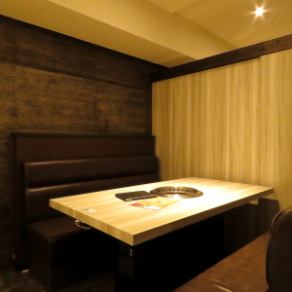 6名様用の個室。全席禁煙のため、当店自慢のお肉の味を存分にお愉しみいただけます。贅沢な空間の中、こだわりの美味しいお肉とお酒をどうぞ存分にご堪能下さい。