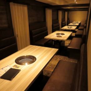 最大20名様まで対応可能の個室。大人数での会食や接待など、団体様のご利用も対応可能です。完全個室ですので、会社宴会などにもご利用ください。