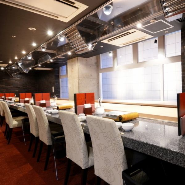 You can also enjoy hotpot at the counter seats, which have a relaxed and luxurious feel.