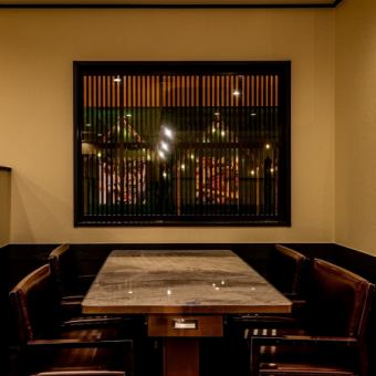清潔感ある白色で統一した和モダン空間は、新規オープン店ならではの清潔感が魅力です。お席は個室を含む全100席を完備。プライベート感満載の完全個室では、周囲を気にせずゆったりとお寛ぎ頂けます。友人・家族との食事はもちろん、大人数の各種宴会にもぜひご利用ください！