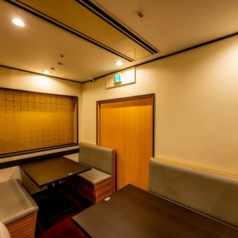 2名様から半個室席へご案内が可能です。ゆっくりお食事が愉しめる半個室席は、大切な方々に心からお寛ぎいただくためのおもてなしに溢れています。落ち着いたソファー席で情緒溢れるくつろぎの一日を。誕生日・記念日にはメッセージプレートをご用意させて頂きます。