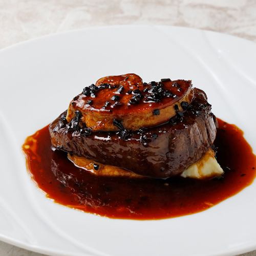 牛フィレ肉とフォアグラの 　ロッシーニ　　 ～黒トリュフソース～